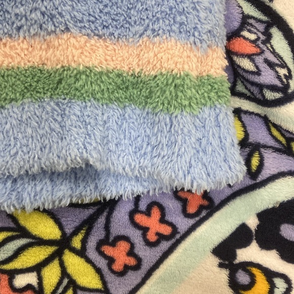 GREAT CONDITION!!! cute fuzzy V-neck sweater - Picture 4 of 7